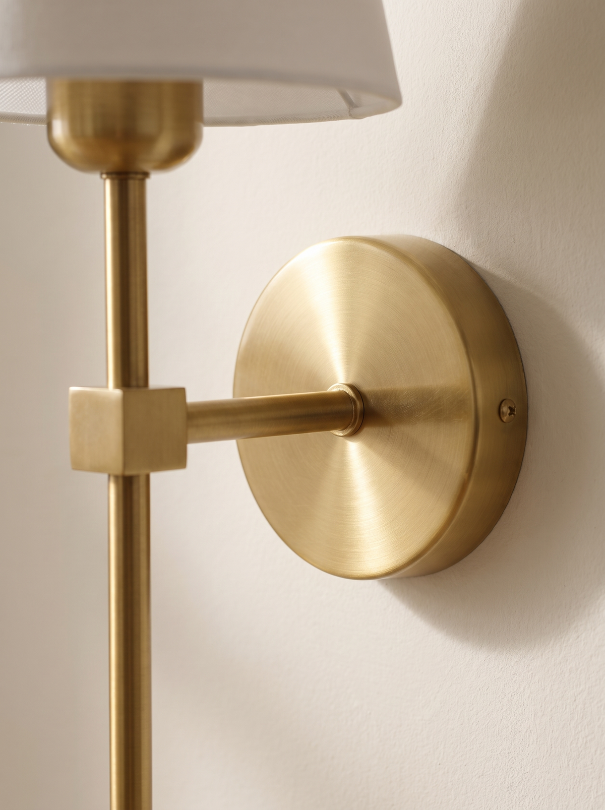 Halston iwt3 brushed brass wall plate detail