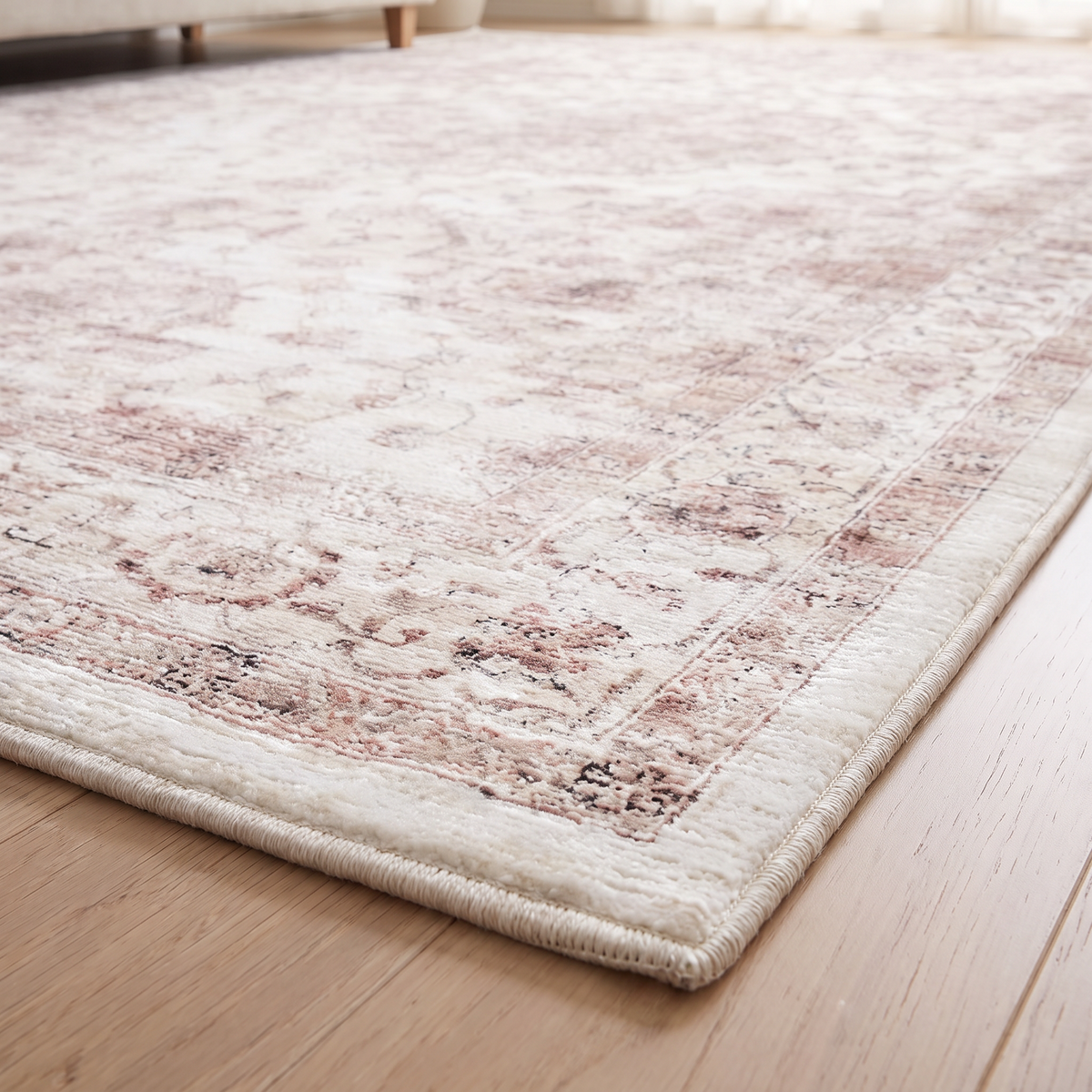 Close detail of the Savona rug pile and bound edge
