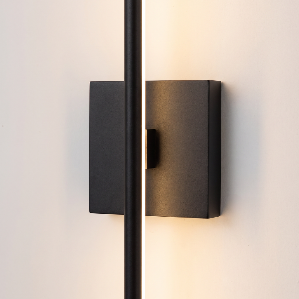 Detail of the Filo bar passing through its square wall mount